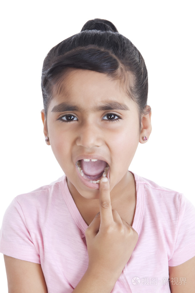 小女孩露出她的牙齿