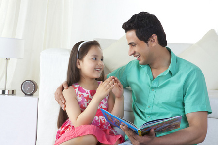 快乐的父亲和女儿读故事书