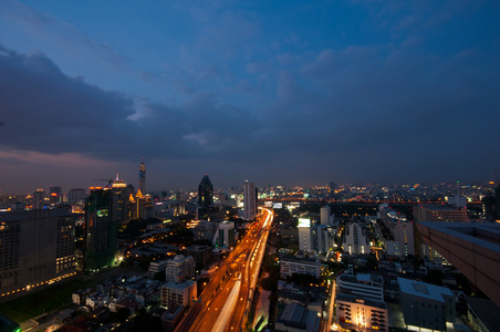 在夜间的曼谷市