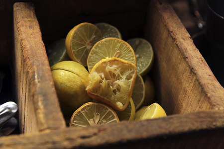在木制的容器中的一半的柠檬