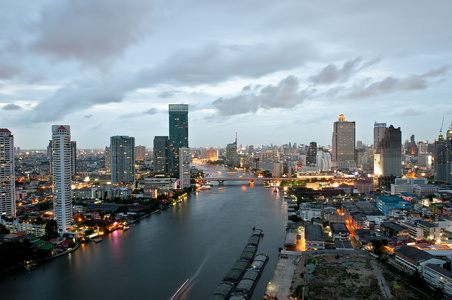 在夜间的曼谷市