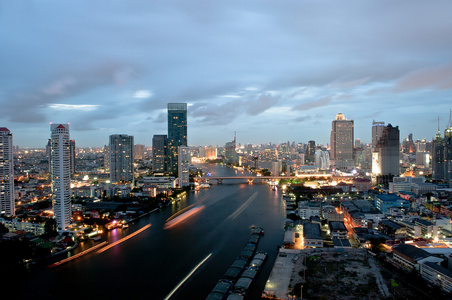 在夜间的曼谷市
