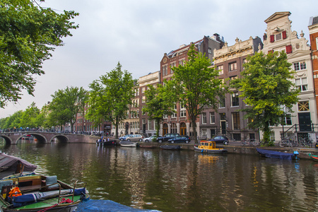 阿姆斯特丹，荷兰，2014 年 7 月 10 日。典型城市景观与售房者就该银行渠道