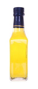 前面的黄色玻璃白酒瓶白色背景上