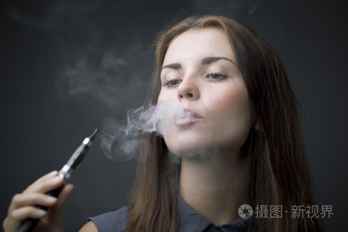 优雅的女人与烟抽电子香烟
