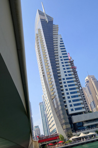 与船冲摩天大楼在迪拜，阿拉伯联合酋长国的迪拜码头