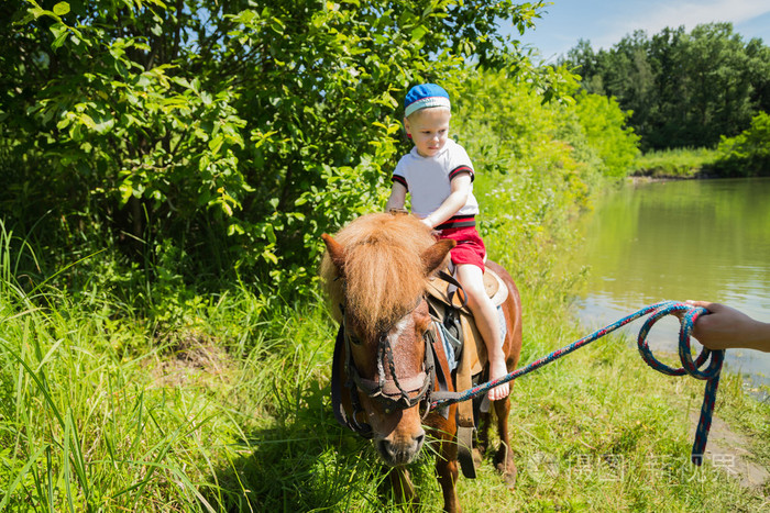 男孩骑小马