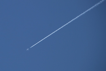 飞机蒸气过境蓝色天空