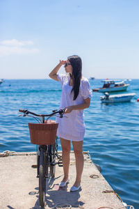 漂亮的女人，在暑假上自行车背景 se