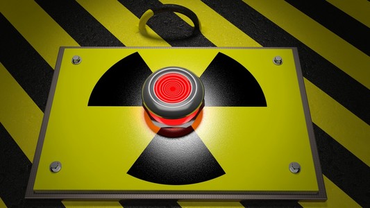 与红色按钮背景的核警告标志。