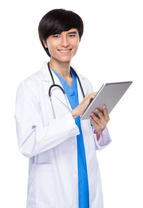 亚洲医生使用数字平板电脑