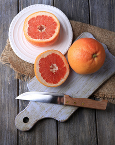 成熟的葡萄柚和刀