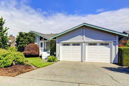 房子的外表.车库和车道的视图照片