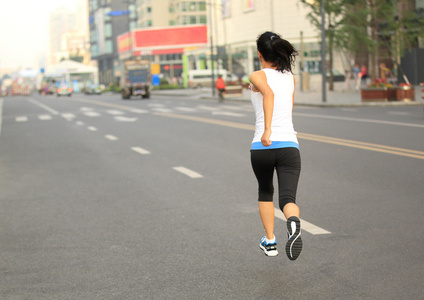 在城市的街道上运行的跑步运动员