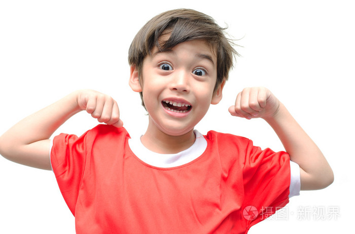 小男孩在白色背景上显示他的肌肉