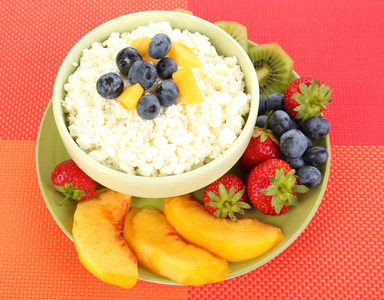 奶酪的时候加点水果和浆果在桌上的碗里