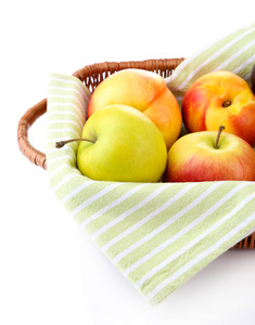 多汁的水果在柳条篮子里，孤立的白色衬底上的分类