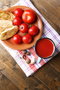 自制番茄汁变色马克杯 敬酒和新鲜的西红柿上木制的背景