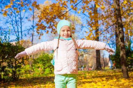 可爱的小女孩在美丽的秋日户外图片