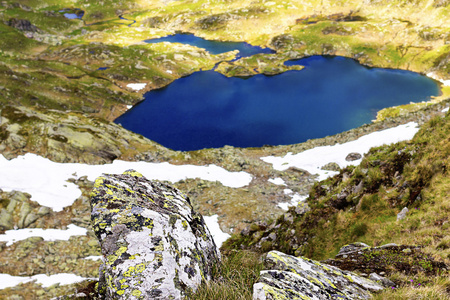 美丽的夏天风景与湖从 Fagaras 山