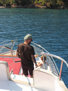 一位父亲和儿子乘船旅行