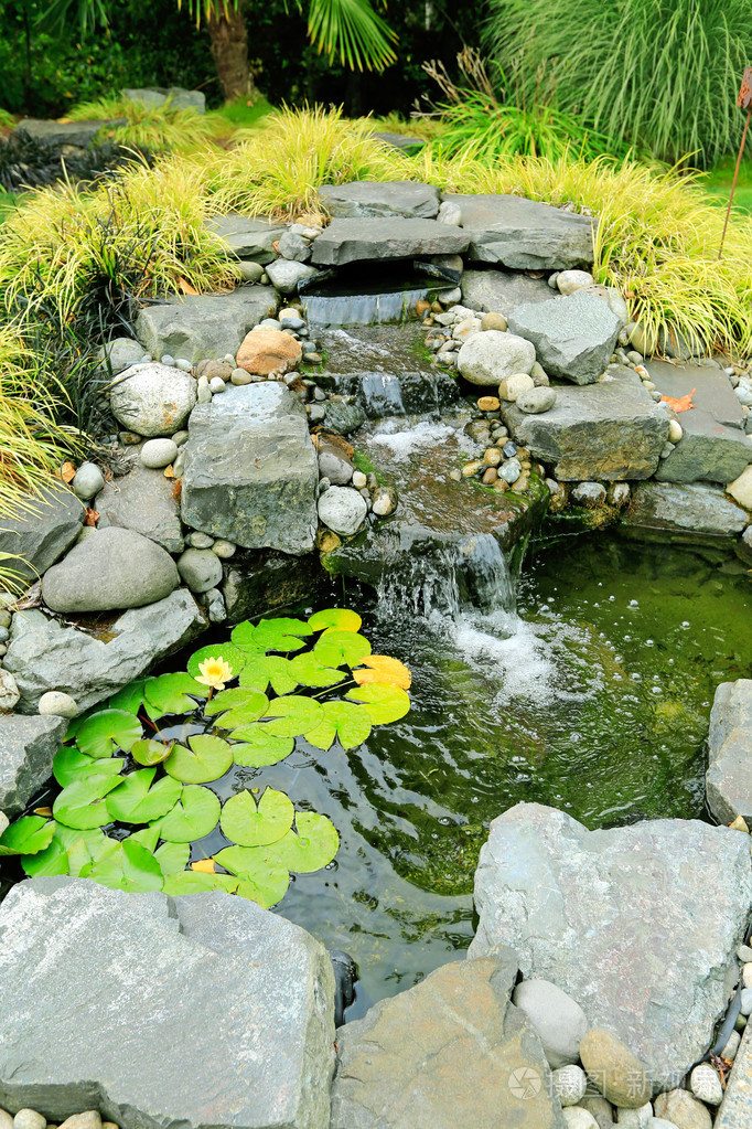 夏天花园里的瀑布.景观设计理念照片-正版商用图片1gg3cp-摄图新视界