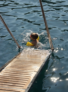 一个小男孩在海中游泳