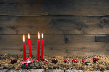 四个红色的蜡烛出现或圣诞花圈