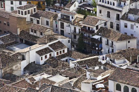 在旧的西班牙小镇，格拉纳达的街道和屋顶视图