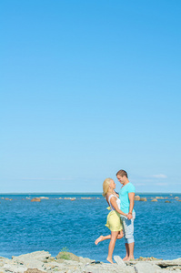 浪漫的年轻情侣在海边的照片。文本的空间