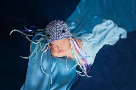 刚出生的婴儿穿水母服装的女孩