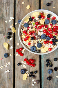 Msli mit frischen Beeren auf hlzernen Hintergrund