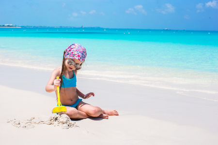 在暑假期间的海滩上的小可爱女孩