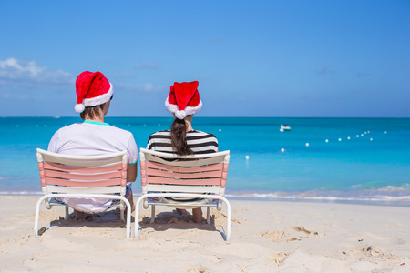 后面的观点，在圣诞老人的帽子夫妇享受海滩度假