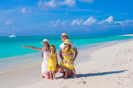 幸福的家庭，在热带度假期间在海滩上摆姿势