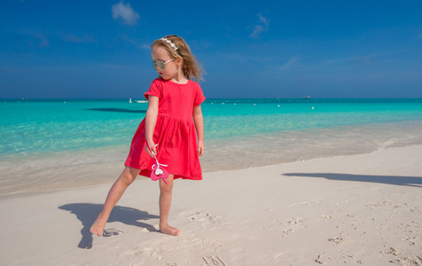 mignonne petite fille pendant ses vacances dt des Carabes