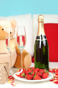 浪漫静物与香槟，草莓和花瓣的玫瑰特写