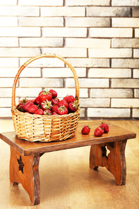 新鲜草莓的背景墙上的篮子里