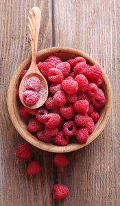 成熟甜莓在碗上表特写