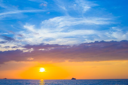 在一个充满异国情调的加勒比海滩上令人惊叹的美丽的日落