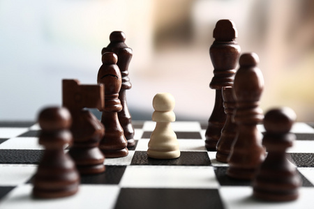 国际象棋棋盘与棋子在明亮的背景上