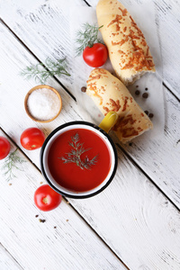自制番茄汁变色马克杯 香料和新鲜的西红柿上木制的背景