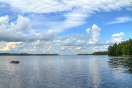 美丽的蓝色湖景