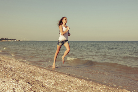 年轻女孩跑在海面上
