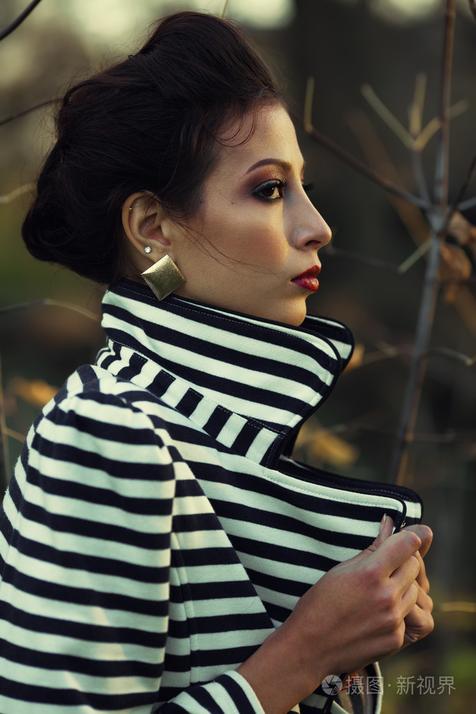 好莱坞的女主角,电影明星走在感情的侧面肖像照片-正版商用图片1ggfhh