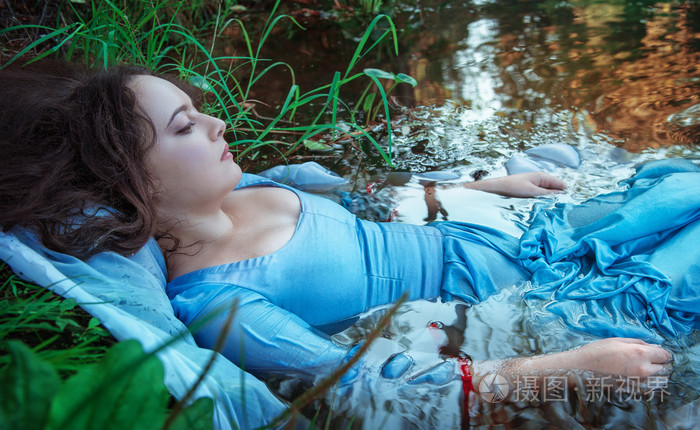 年轻漂亮的溺水的女人躺在水中照片 正版商用图片1ggfsw 摄图新视界
