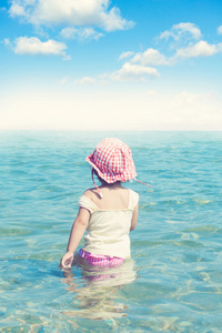 行走在海水中的孩子