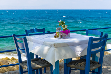 在希腊海边的小酒馆