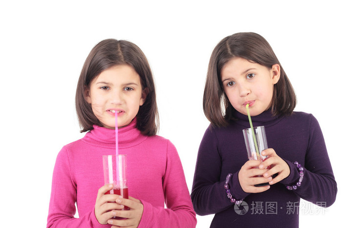 piccole sorelle gemelle bere succo di少喝果汁的孪生姐妹