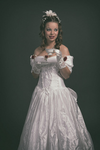 维多利亚时代的时尚女人穿着白色的衣服。持有瓷 t